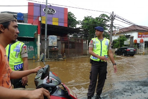 trying to direct traffic in flood