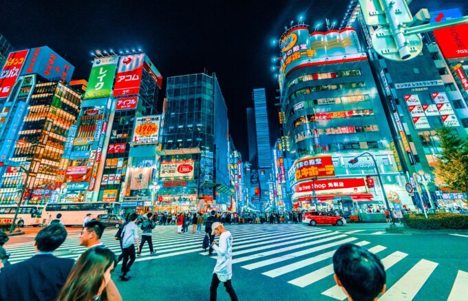 Image of a city street in Korea.