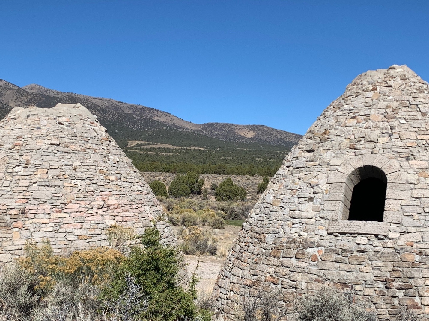 A stone buildings with a window
Description automatically generated with medium confidence