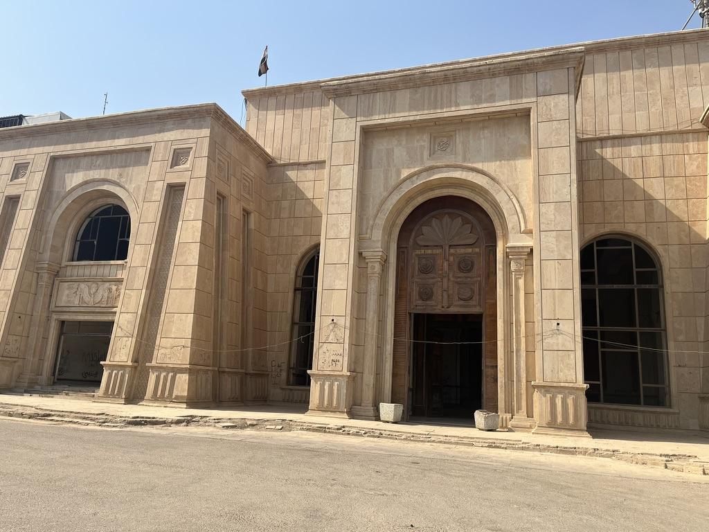 A building with a large arched doorwayAI-generated content may be incorrect.